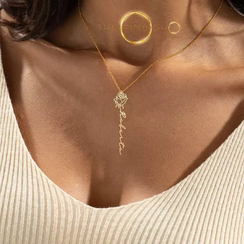 collier avec prénom en forme de rose fleur or