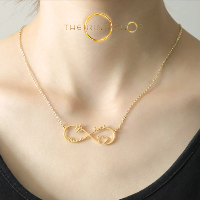 collier personnalisé en or avec 2 prénoms et le signe infini
