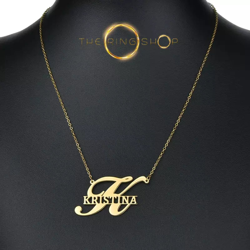 collier avec grande lettre et le prénom en or